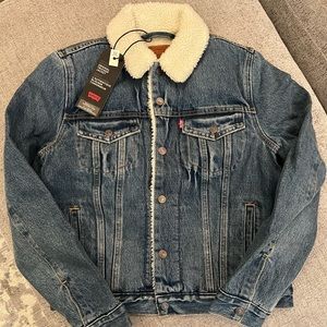 Levi Sherpa Jean Jacket size Medium
